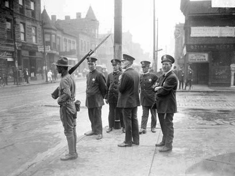 Chicago_race_riot,_five_policemen_and_one_soldier